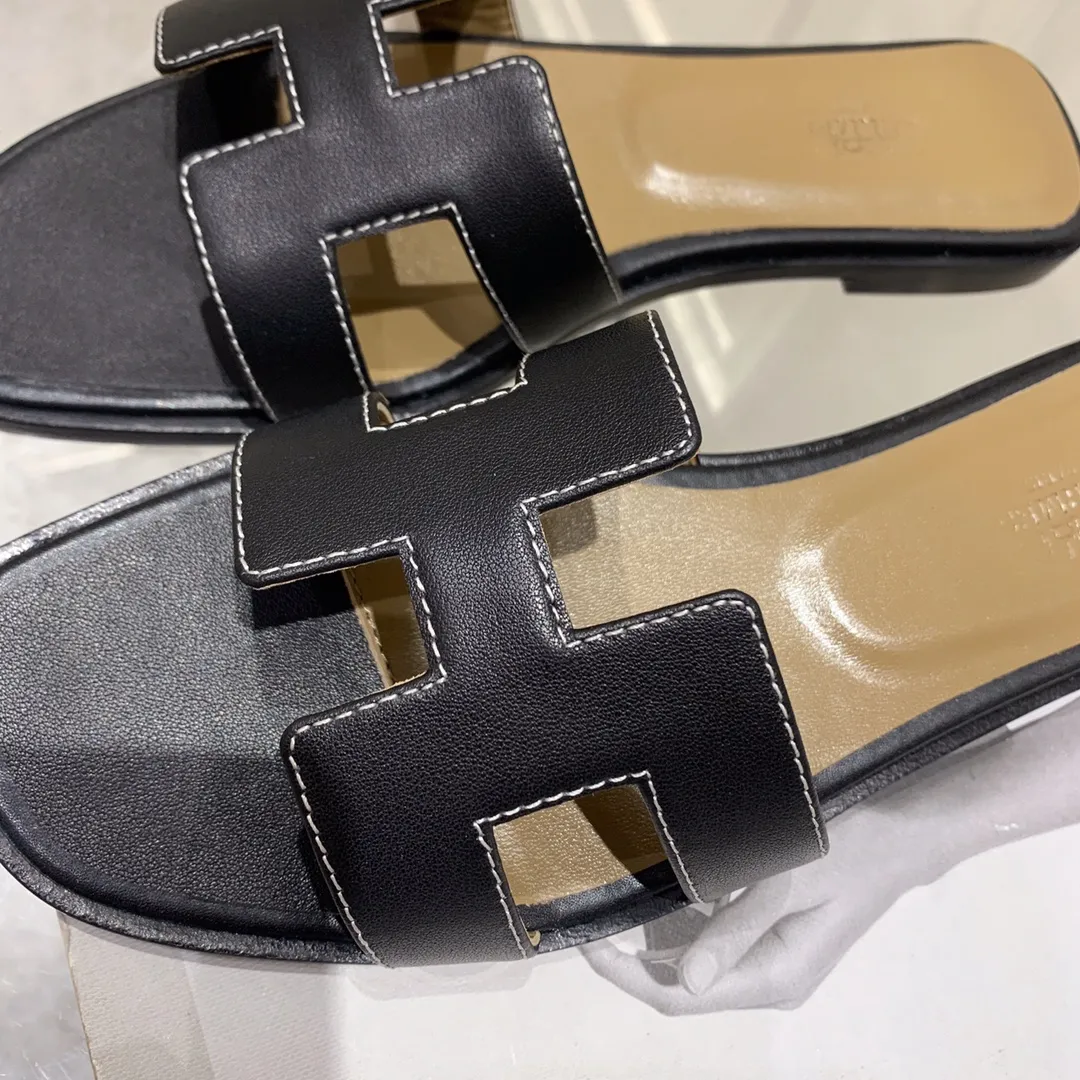 👟👟Ex-factory price 440👟👟 Hermes Hermes H slippers Oasis sandals series——————————Fashionable and versatile Super comfortable Every detail is made to the extreme Original swift calfskin Original 1:1 exclusive private mold upper/original leather outsole ▪️Packaging: Each pair of shoes comes with packaging ▪️SIZE: 35~42 (.40.41.42 customization is non-refundable and non-exchangeable)